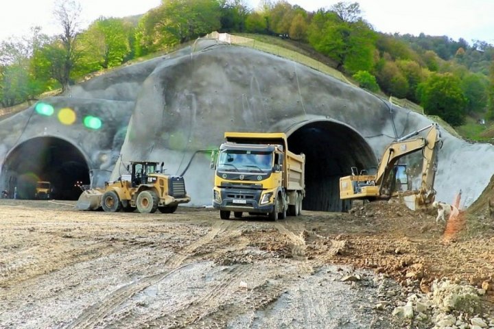 Kəlbəcərdə tunel tikintisi zamanı türkiyəli fəhlə ölüb