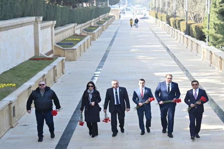 Ukraynalı parlamentarilər Fəxri xiyabanı və Şəhidlər xiyabanını ziyarət ediblər