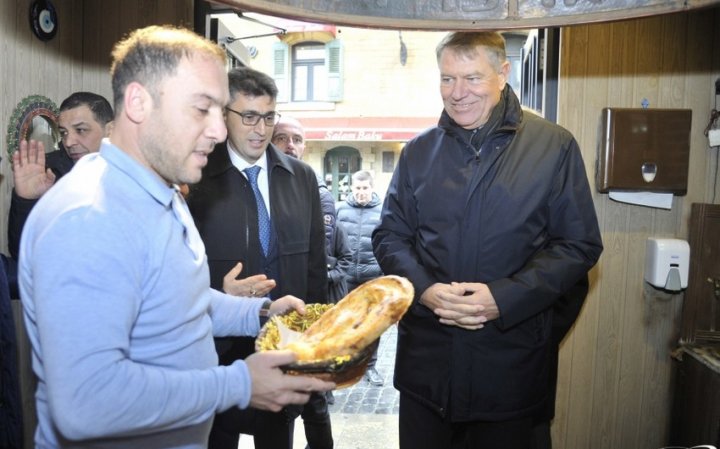 Rumıniya Prezidenti İçərişəhərdə təndir çörəyi yeyib