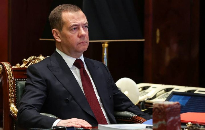 Medvedev: Rusiyanın nüvə silahı ilə müdafiə olunmaq hüququ var