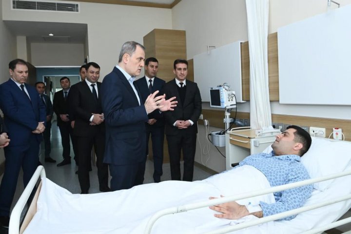 Ceyhun Bayramov Tehranda səfirliyə hücum zamanı yaralananları ziyarət edib