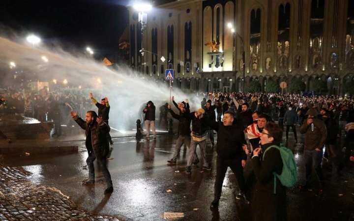 Gürcüstan parlamenti qarşısındakı mitinq dağıdıldı –