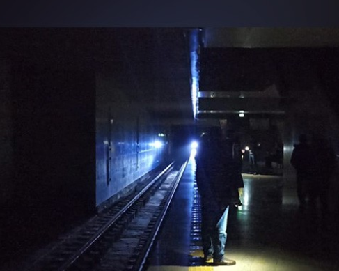 Bakı metrosunda işıqlar sönüb