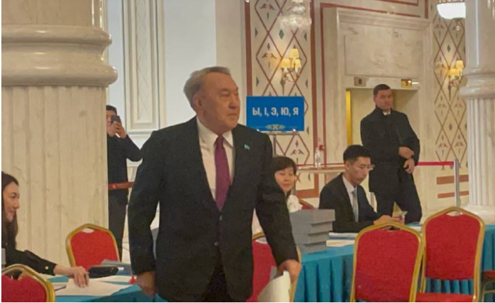 Nursultan Nazarbayev seçki məntəqəsinə getdi