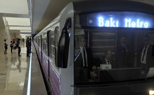 Bakıda sərnişin metronun stansiya yoluna düşüb