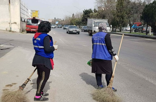 Yevlaxda süpürgəçi qadınları maşın vurub