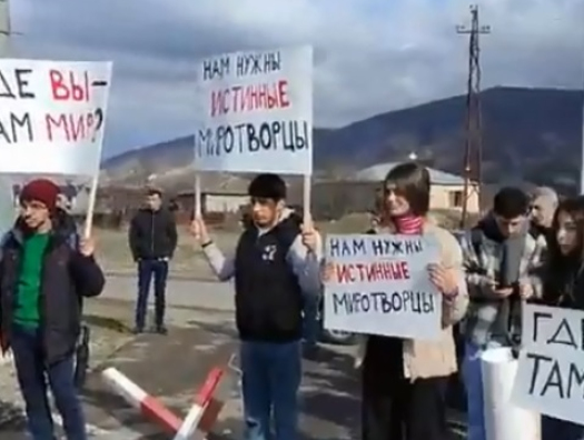 Qarabağ erməniləri Xankəndidəki hava limanına gedən yolu bağladılar: