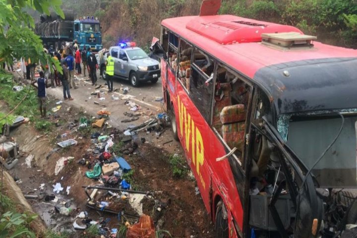 Qanada avtobusla yük maşını toqquşub -