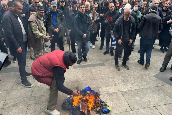 Gürcüstan parlamentinin qarşısındakı Aİ bayrağı yandırılıb