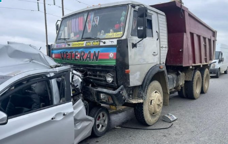 Salyanda “KamAZ” minik maşınına çırpıldı: 4 ölü, 2 yaralı -