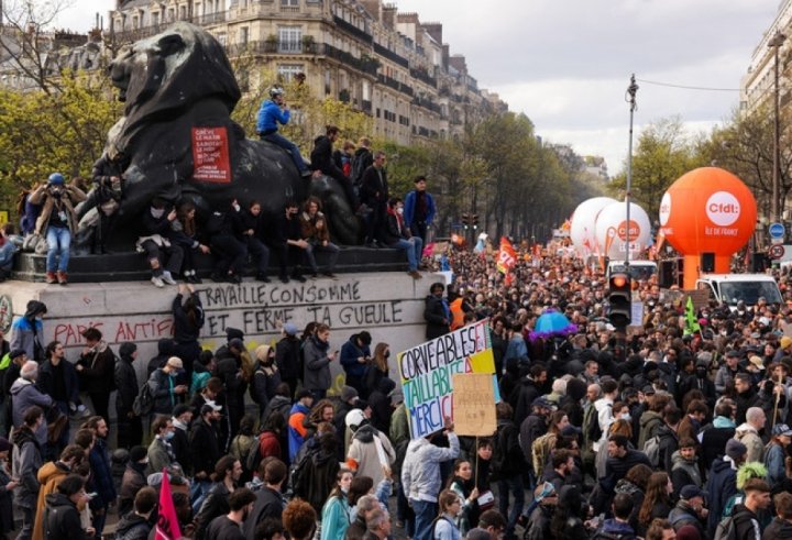 Fransada pensiya islahatına etiraz edənlərlə polis arasında toqquşmalar baş verib