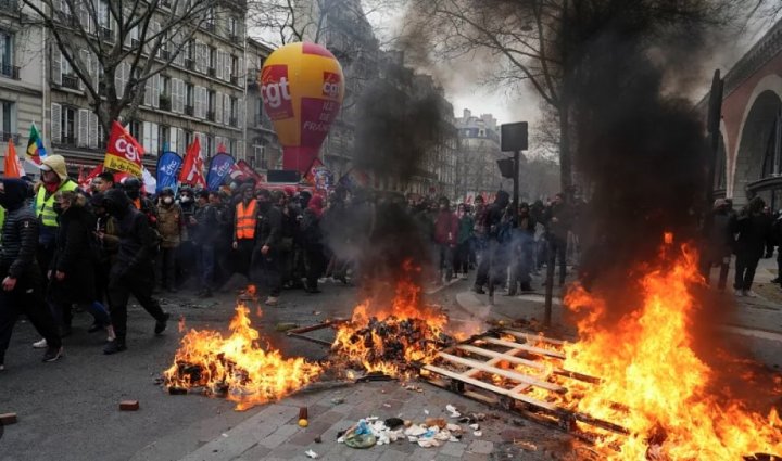 Fransa: Konstitusiya Şurasının qərarından sonra iğtişaşlar başladı