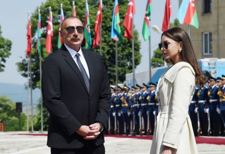 İlham Əliyev və Mehriban Əliyeva İrəvanda medal qazanmış türk idmançıları təbrik etdilər
