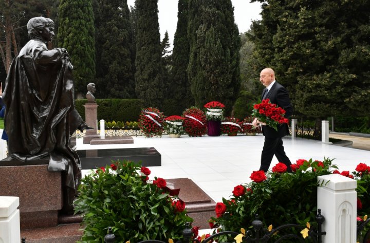 Prezident İlham Əliyev akademik Zərifə xanım Əliyevanın məzarını ziyarət edib -