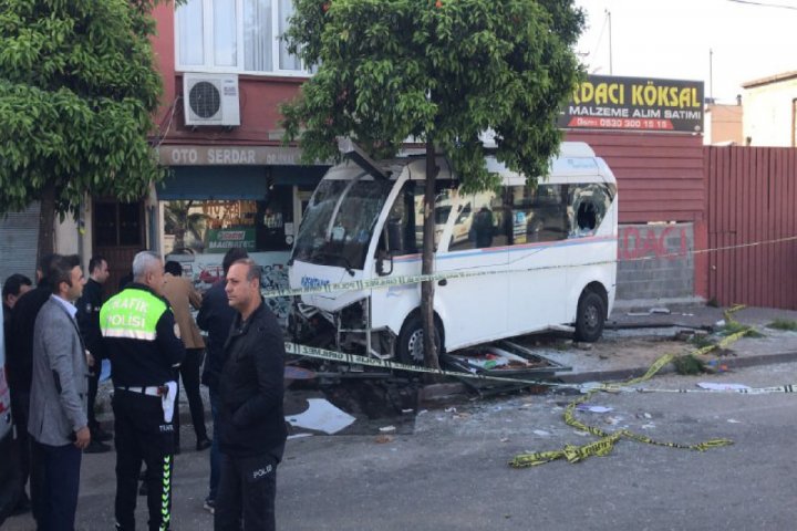 Türkiyədə sərnişin avtobusu dayanacağa çırpılıb