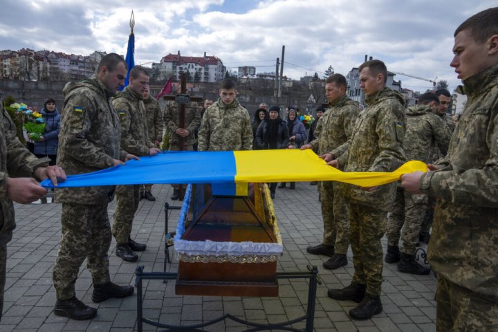 Ukrayna daha 82 hərbçisinin meyitini geri qaytarıb