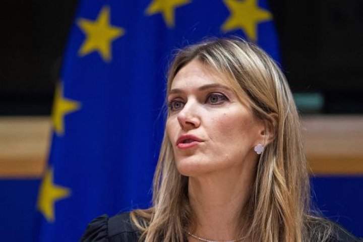 Avropa Parlamentinin sabiq vitse-prezidenti ev dustaqlığına buraxılıb