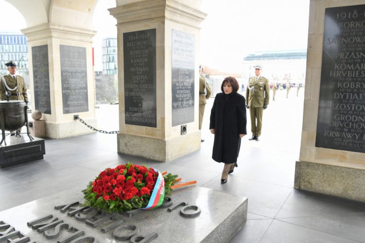 Sahibə Qafarova Varşavada “Naməlum əsgər” abidəsini ziyarət edib