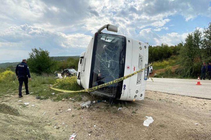 Türkiyədə avtobus yük maşını ilə toqquşub -