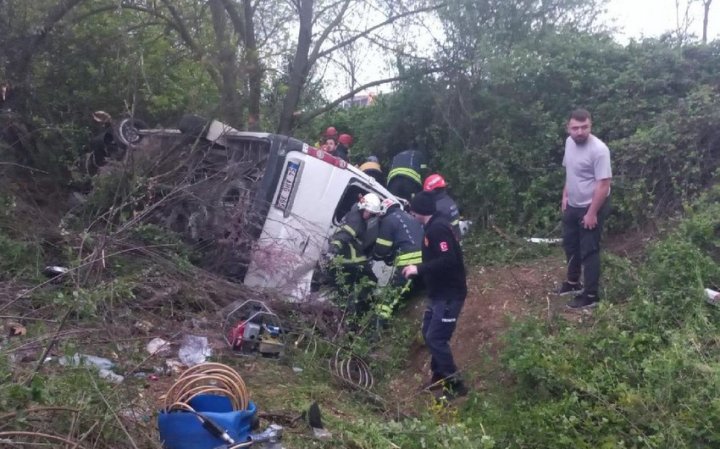 Türkiyədə mikroavtobus qəzaya uğrayıb