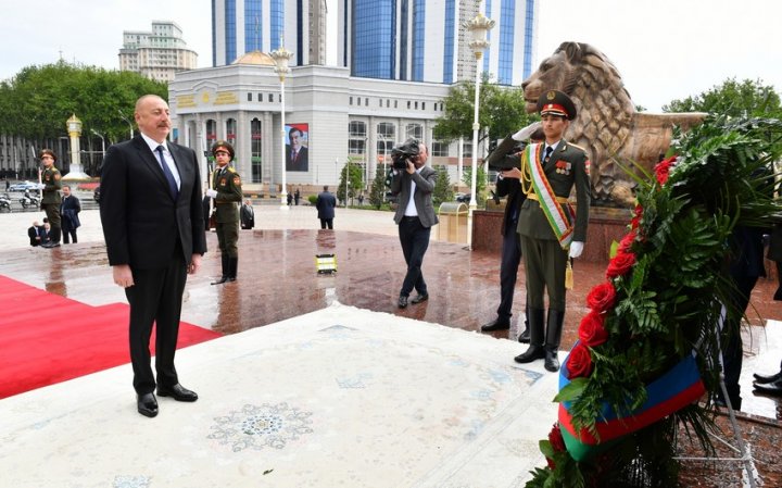İlham Əliyev Düşənbədə İsmoili Somoni abidəsini ziyarət edib