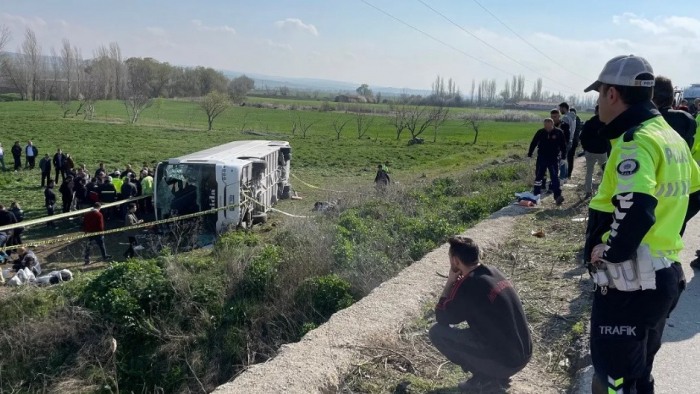 Türkiyədə avtobus aşdı -