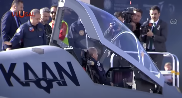 Ərdoğan Türkiyə istehsalı olan yeni nəsil döyüş təyyarəsində Ərdoğan Türkiyə istehsalı olan yeni nəsil döyüş təyyarəsində