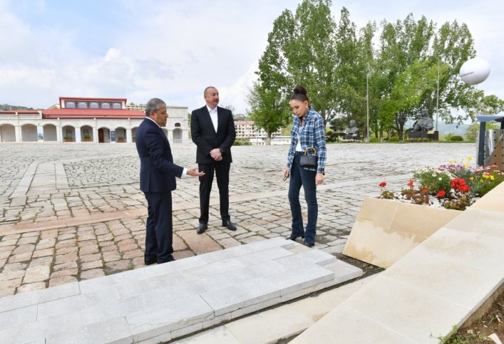 Prezident və birinci xanım Şuşada Xüsusi nümayəndəliyin inzibati binasının qarşısında görüləcək işlərlə tanış olublar