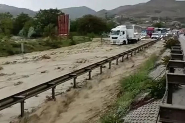 Türkiyədə güclü sel avtomobil yolunu yudu -