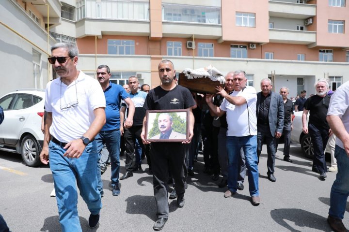 Elxan Qasımov oğlunun məzarı yanında dəfn olunub