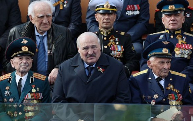 Paraddan sonra Lukaşenkonun halı pisləşdi -