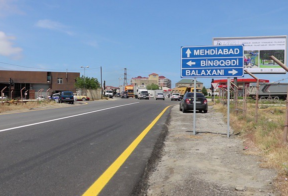 Mehdiabadın girişində yolun asfalt-beton örtüyü yenilənir