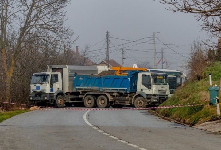 Serbiya ilə Kosovo sərhədindəki yollarda barrikadalar qurulub