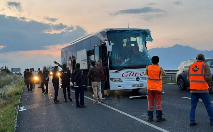 Türkiyədə yük maşını avtobusla toqquşub
