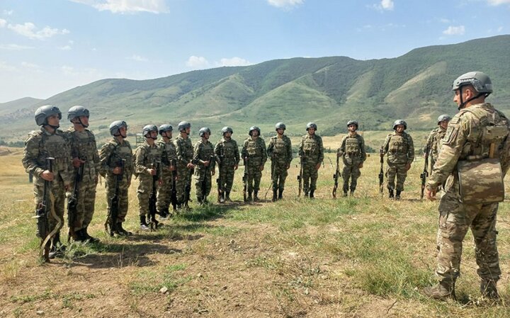 Hərbi vəzifəlilər təlimdə praktiki atış çalışmaları yerinə yetiriblər -