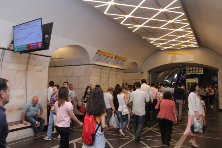 İş və qeyri-iş günlərində metropolitendə qatarların hərəkət rejimi məlum olub