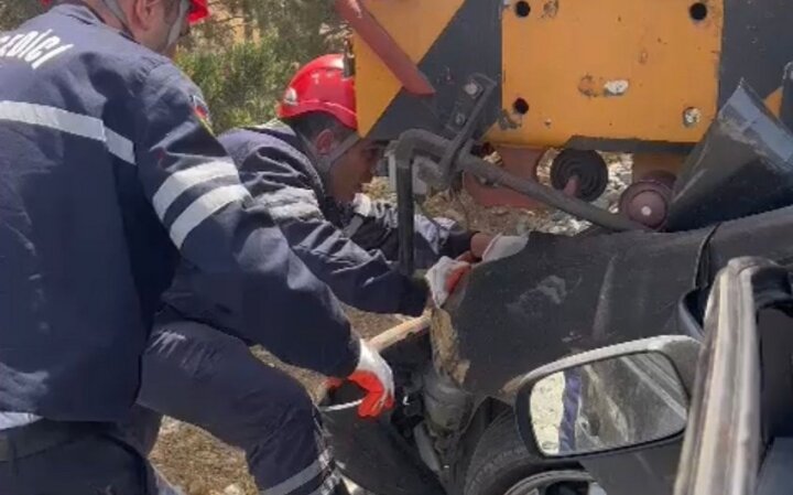 Bakıda “Toyota Prius” yük qatarı ilə toqquşub -