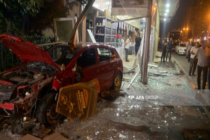 Bakıda maşın mağazaya çırpıldı