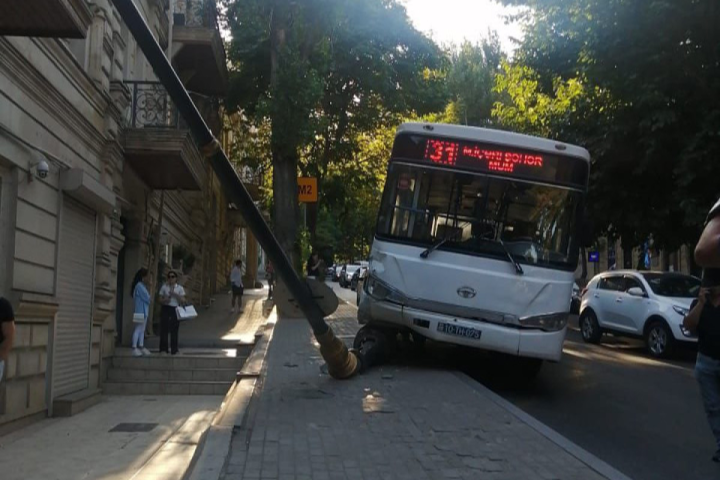 Bakının mərkəzində sərnişin avtobusu qəza törətdi