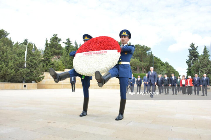 TBMM sədri Şəhidlər xiyabanını və Türk Şəhidliyi abidəsini ziyarət edib