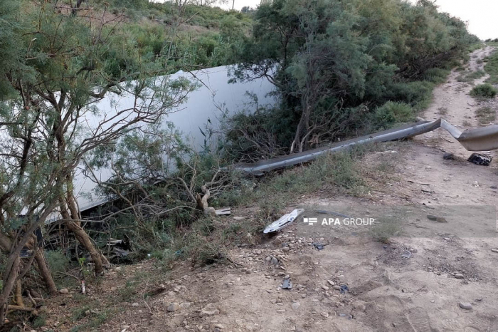 Sabirabadda TIR yoldan çıxaraq kanala aşıb