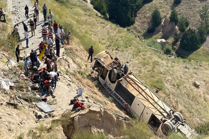 Türkiyədə sərnişin avtobusu 50 metr hündürlükdən aşdı -