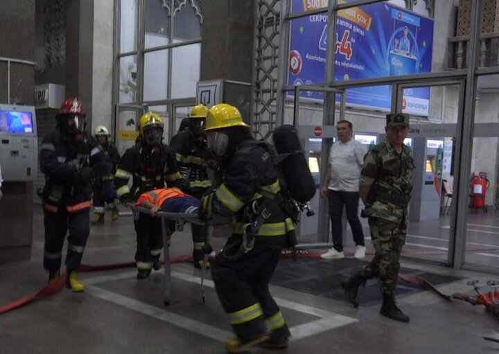 Metroda təlim: Şərti yanğın söndürüldü, “zərərçəkmişlər” təxliyə olundu