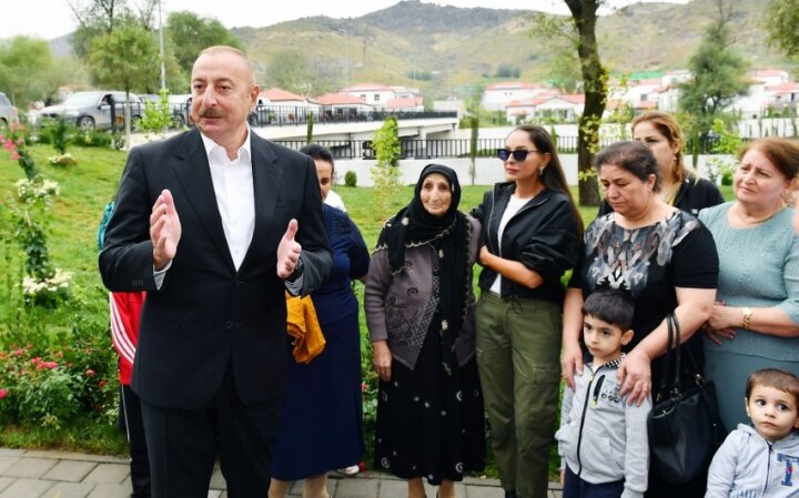 Prezident və birinci xanım Zabuxda görülmüş işlərlə tanış olub, sakinlərlə görüşüblər