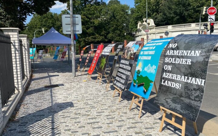 Azərbaycanlılar ATƏT-in Praqadakı nümayəndəliyi qarşısında aksiyası keçirib