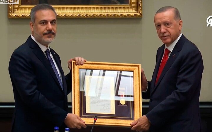 Ərdoğan Hakan Fidana “Dövlətdə üstün xidmət medalı” verdi