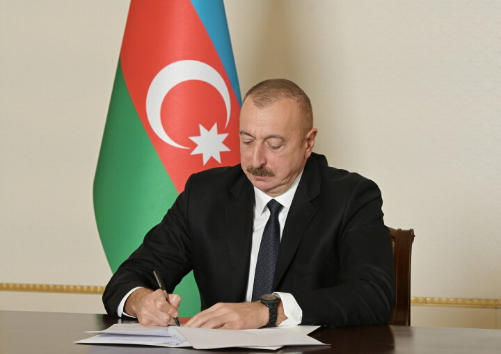 Prezident Rasim Balayev və Yuli Qusmanı təltif etdi