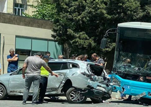 Bakıda marşrut avtobusu ağır qəza törətdi