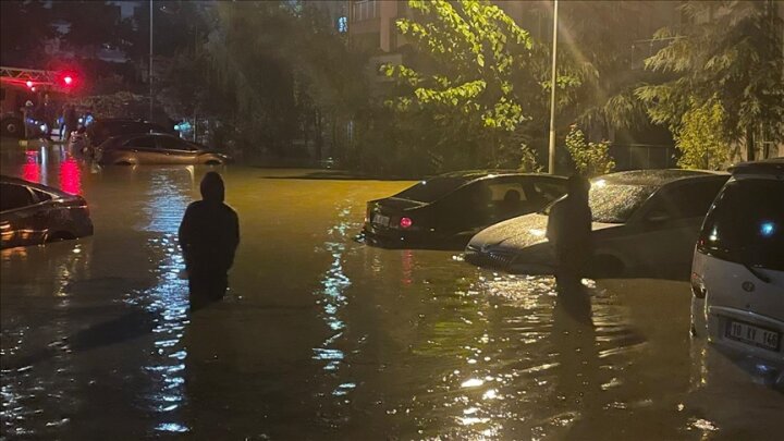 İstanbulda leysan həyatı iflic etdi: