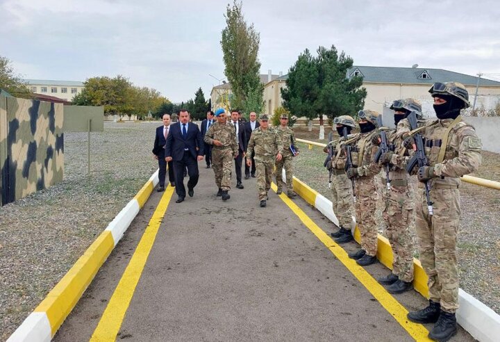 Azərbaycanda səfərdə olan Tacikistanın müdafiə naziri hərbi hissəni ziyarət edib